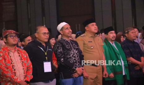 Plt Wali Kota Bekasi Tri Adhianto hadiri Festival Hijriah, yang digelar di Hall Bekasi Convention Center Mega City Mall Bekasi, Senin (24/7/2023). Tri didampingi Asisten II Kota Bekasi Inayatullah, Plt Kepala Dinas Perhubungan Kota Bekasi Bambang Santoso, Kepala Bagian Humas Setda Kota Bekasi Amsiyah. 