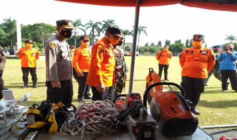 Pelaksana Tugas Wali Kota Tasikmalaya Muhammad Yusuf memeriksa peralatan penanggulangan bencana saat kegiatan Hari Kesiapsiagaan Bencana 2021 di haalman Bale Kota Tasikmalaya, Senin (26/4/2021).