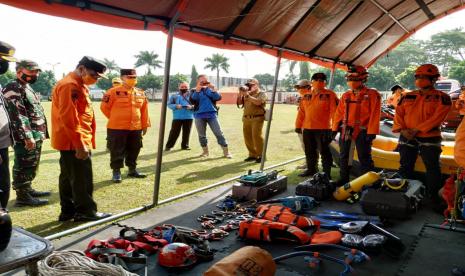 Plt Wali Kota Tasikmalaya, Muhammad Yusuf memeriksa kesiapan peralatan dalam penanggulangan bencana, di haalman Bale Kota Tasikmalaya, Senin (26/4). Pemeriksaan peralatan itu dilakukan dalam rangkat meningatkan mitigasi bencana pada momen Hari Kesiapsiagaan Bencana 2021.