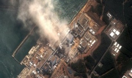 PLTN Fukushima mengeluarkan asap tampak dari atas