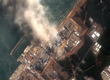 PLTN Fukushima mengeluarkan asap tampak dari atas