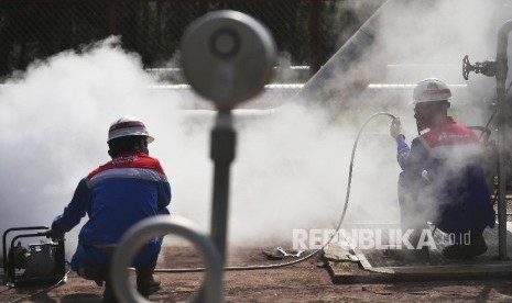 PLTP PGE Kamojang : Dua pekerja melakukan pengecekan sumur KMJ-51 di Pertamina Geothermal Energy (PGE) Area Kamojang, Jawa Barat, Rabu (18/10)