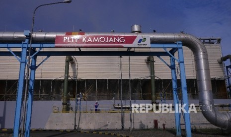 PLTP PGE Kamojang : Pekerja melakukan kegiatan kontrol rutin di lingkungan PLTP Kamojang Unit 4 dan 5 di Pertamina Geothermal Energy (PGE) Area Kamojang, Jawa Barat, Rabu (18/10).