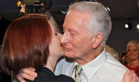 PM Australia Julia Gillard memeluk ayahnya, John Gillard dalam kampanye partai pada 2010 lalu.