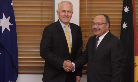 PM Australia Malcolm Turnbull (kiri) berjabat tangan dengan PM Papua Nugini Peter O'Neill di Canberra tahun 2016.