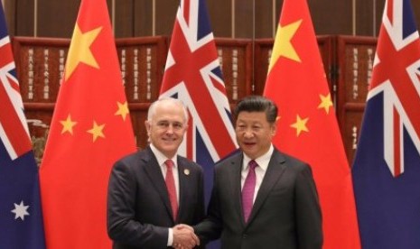 PM Australia Malcolm Turnbull (kiri) bersalaman dengan Presiden Cina Xi Jinping.