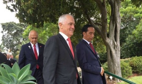 PM Australia Malcolm Turnbull (tengah) dan Presiden Indonesia Joko Widodo (kanan) saat berada di Australia, Ahad (26/2).