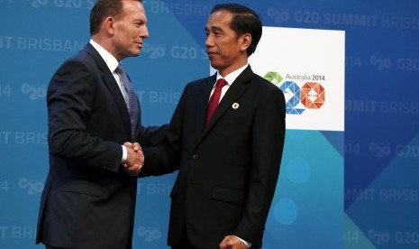 PM Australia Tony Abbott menyalami Presiden RI Joko Widodo saat menyambutnya ke pembukaan pertemuan G20, Sabtu (15/11).