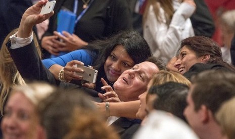 PM David Cameron selfie bersama pengagumnya. Dailymail