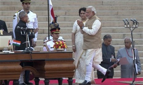 PM India Modi menghaturkan salamnya usai pelantikan kepada Presiden India Pranab Mukherjee.