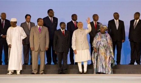 PM India Narendra Modi bersama sejumlah pemimpin negara Afrika dalam KTT Forum India Afrika di kompleks olahraga Indira Gandhi, New Delhi, India, Kamis (29/10).