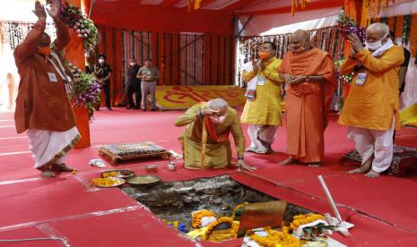 Organisasi Islam di India: Babri akan Tetap Sebagai Masjid. PM India Narendra Modi (tengah) meletakan batu pertama pembangunan kuil Dewa Rama di bekas Masjid Babri di India.