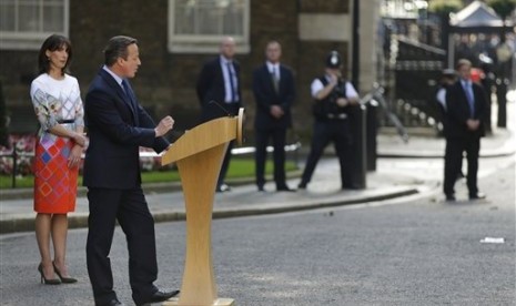 PM Inggris David Cameron berbicara di 10 Downing Street, London dengan didampingi istrinya Samantha, Jumat, 24 Juni 2016. Cameron mundur setelah warga Inggris memutuskan keluar dari Uni Eropa.