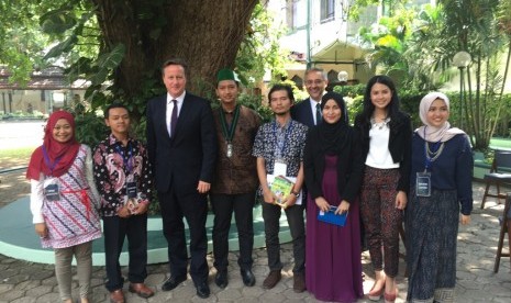 PM Inggris David Cameron berfoto bersama wakil lima ormas pemuda di pekarangan Masjid Agung Sunda Kelapa (MASK) Jakarta, Selasa (28/7). Ketua Umum PB HMI  Arief Rosyid Hasan (keempat dari kiri)