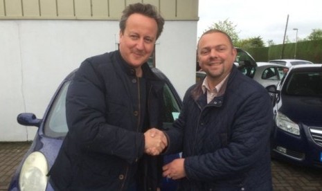 PM Inggris David Cameron saat membeli mobil bekas murah Nissan Micra untuk istrinya.