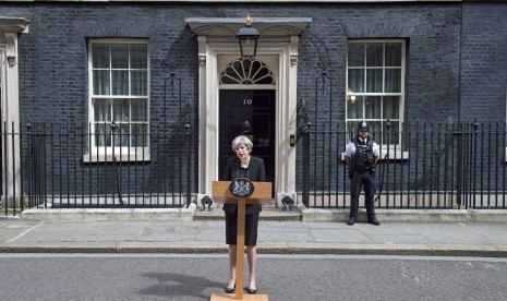 PM Inggris Theresa May berpidato terkait insiden van teror di Jembatan London di depan kediamannya di Downing Street, Ahad (4/6).