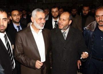  PM Ismail Haniyah (dua dari kiri) bersama para petinggi Hamas. 