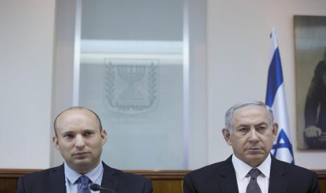 PM Israel yang baru Naftali Bennett (kiri) dan mantan PM Israel selama 12 tahun Benjamin Netanyahu.