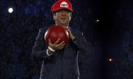 PM Jepang Shinzo Abe keluar dari pipa dan muncul sebagai Super Mario di penutupan Olimpiade Rio, (22/8). Olimpiade berikutnya akan dihelat di Tokyo, Jepang.