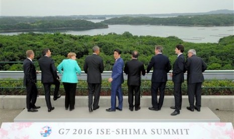 PM Jepang Shinzo Abe (tengah) bersama pemimpin negara G7 saat sesi foto bersama di hari pertama KTT G7 di Shima, Jepang, pada 2016 lalu (ilustrasi). Menteri keuangan negara-negara G7 mengatakan inisiatif keringanan utang bagi negara-negara termiskin di dunia bisa diperpanjang hingga akhir tahun.