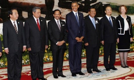 PM Jepang Yoshihido Noda, Presiden SBY, Sultan Halsanah Bolkiah, Presiden AS Brack Obama, PM Kamboja Hun Sen, PM Cina Wen Jiabao, PM Australia Julia Gilliard dalam KTT Asia Timur