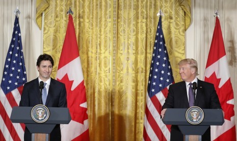 PM Kanada Justin Trudeau saat bertemu Presiden AS Donald Trump, Selasa (14/2).