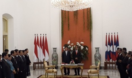 PM Laos bersama Presiden Jokowi menggelar jumpa pers di Istana Presiden, Kamis (12/10).