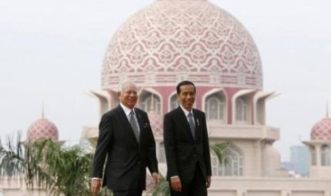 PM Malaysia Najib Razak menyambut Presiden RI Joko Widodo ke kantornya di Kompleks Putrajaya, Kamis (6/2).