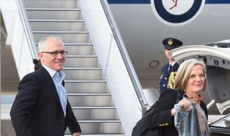 PM Malcolm Turnbull dan istrinya Lucy bersiap menaiki pesawat di Pangkalan Udara Fairbairn di Canberra.