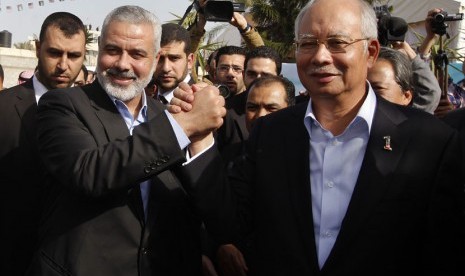 PM Palestina Ismail Haniyeh menyambut PM Malaysia Najib Razak saat berkunjung ke Gaza, Selasa (22/1).  (Reuters/Mohammed Salem)