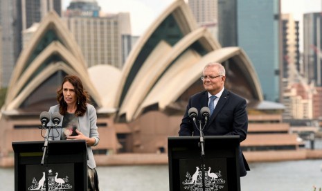 PM Selandia Baru Jacinda Ardern dalam sebuah konferensi pers bersama Perdana Menteri Australia Scott Morrison di Sydney, Jumat (28/2). Ardern mengkritik kebijakan deportasi Australia.