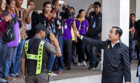 PM Thailand Prayuth Chan-ocha melambaikan tangan usai mengunjungi korban penembakan di Korat, Nakhon Ratchasima, Thailand, Ahad (9/2).