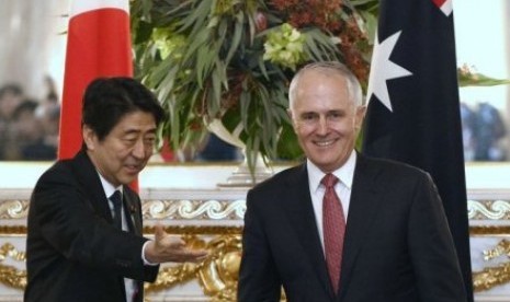 PM Turnbull (kanan) disambut oleh PM Abe (kiri) sebelum pertemuan mereka di Tokyo. 