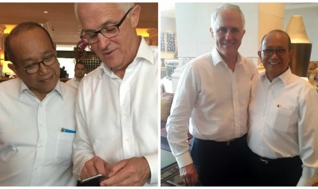 PM Turnbull menunjukkan foto-foto 'blusukan' ke Tanah Abang kepada Dubes Nadjib.