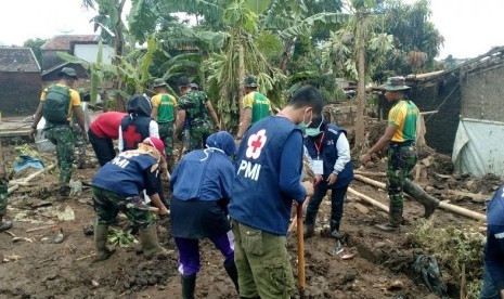 PMI bangun MCK darurat untuk korban bencana banjir bandang di Garut, Jawa Barat