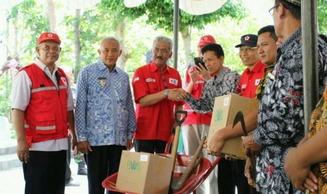 PMI DIY menyerahkan bantuan peralatan pengungsi dan Alquran kepada warga sekitaran Bukit Teletubbies, Kabupaten Sleman, Sabtu (17/3). Bantuan diserahkan secara simbolis oleh Ketua PMI DIY, Gusti Bendoro Pangeran Haryo (GBPH) Prabukusumo, didampingi Bupati Sleman, Sri Purnomo. (Foto: Wahyu Suryana/Republika)