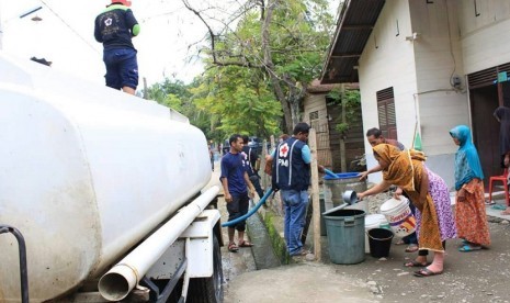 PMI salurkan air bersih di Aceh