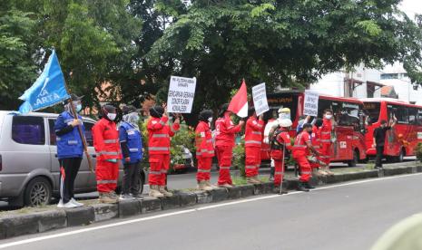 PMI Solo menggelar kampanye untuk para penyintas Covid-19 agar mau mendonorkan darah plasma konvalesen bagi pasien Covid-19 yang dirawat di rumah sakit. Kampanye dilakukan di depan markas PMI Solo, Jumat (15/1)