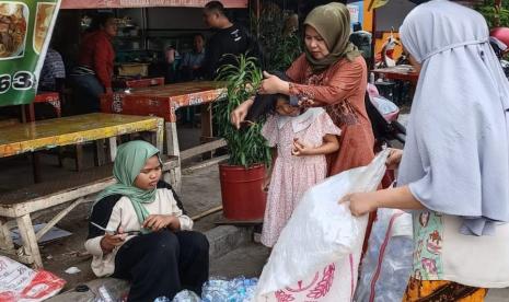 PNM melalui program Sikumbang beri edukasi dan nilai ekonomis dari memilah sampah.