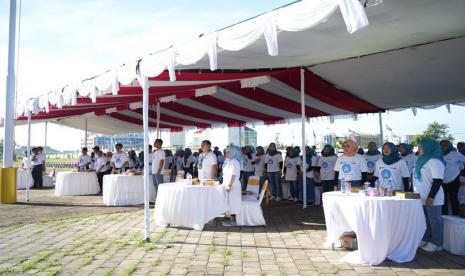 PNM menggelar kampanye cuci tangan pakai sabun dan air mengalit di halaman Kantor  Pemerintah Daerah Kabupaten, Lombok Tengah, Nusa Tenggara Barat, Sabtu  (22/10).