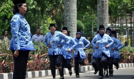 PNS Salatiga ikuti lomba Peraturan Baris Berbaris (PBB) di halaman kantor Pemkot Salatiga, Selasa (25/11).