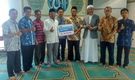 Pnyerahan bantuan secara simbolis oleh Lazis PLN kepada Lembaga Kemanusiaan Nasional PKPU