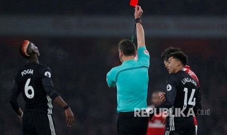 Pogba diusir wasit Andre Marriner setelah melakukan pelanggaran keras terhadap Hector  Belerin, Ahad (3/12) dini hari WIB.