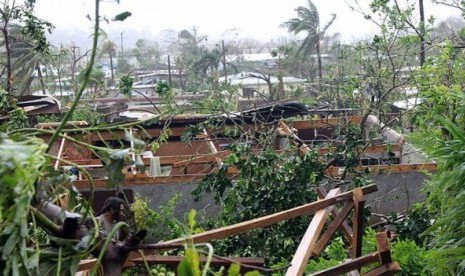 Pohon-pohon tumbang usai Topan Pam menerjang Vanuatu di Pasifik, Jumat (13/3)