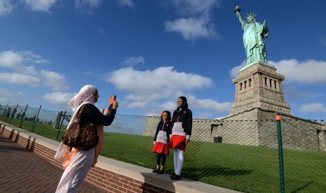 Patung Liberty di New York memiliki tinggi 93,1 meter.