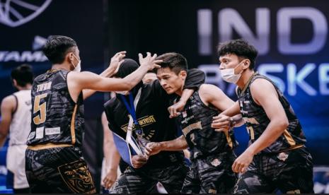 Point guard Bima Perkasa Jogja Samuel Devin (kedua kanan) mendapatkan apresiasi dari rekan-rekannya usai mencetak angka penting yang membawa timnya mengalahkan Prawira Bandung di IBL 2021.