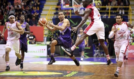 Point guard CLS Knights Arif Hidayat (tengah) saat melakukan fast break ke pertahanan Bank BJB Garuda Bandung.