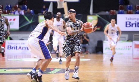 Point guard CLS Knights Mario Wuysang (memegang bola).