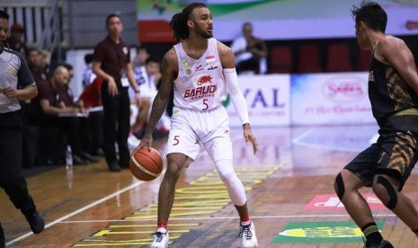 Point guard Garuda Gary Jacobs membawa bola melawan Bima Perkasa Jogja.