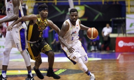 Point guard JNE Siliwangi Raheem Singleton (kanan) membawa bola mencoba melewati pemain Bima Perkasa Jogja Tyrell Corbin.